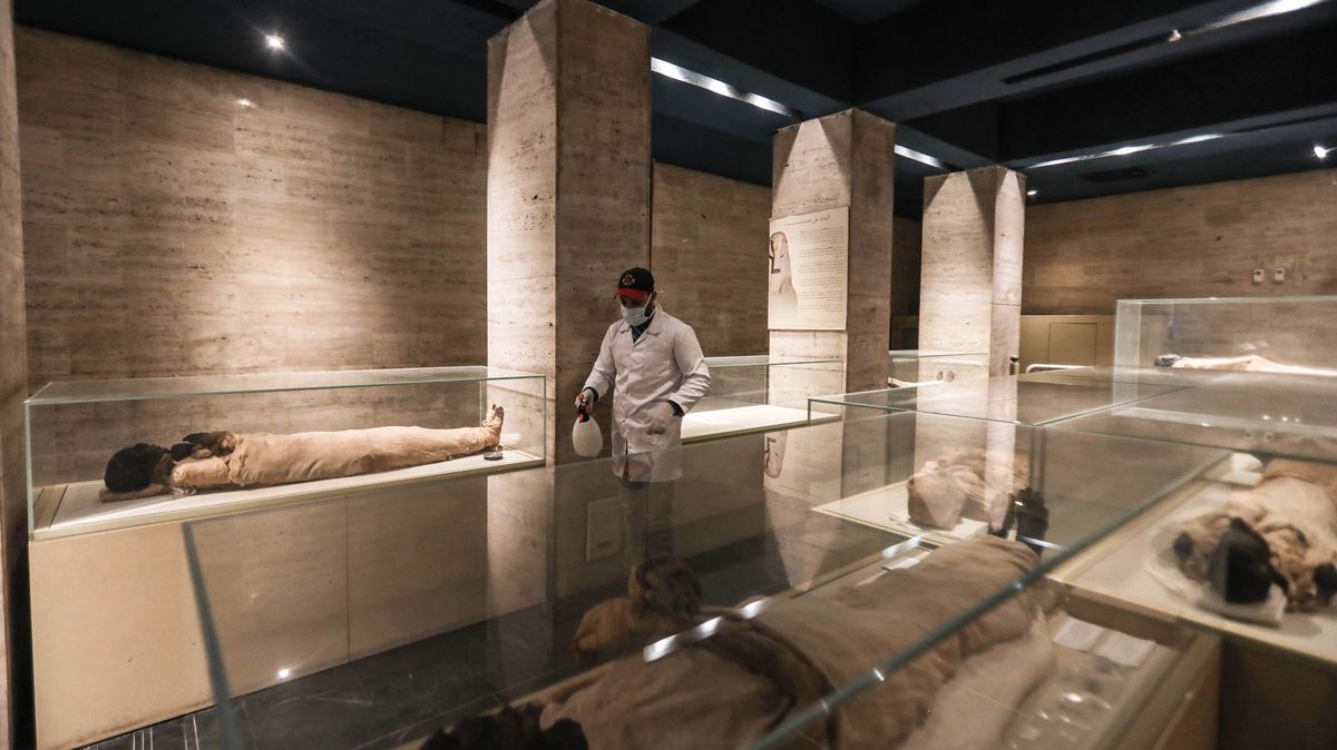 Fotky: V Egyptě dezinfikují Tutanchamona i další mumie